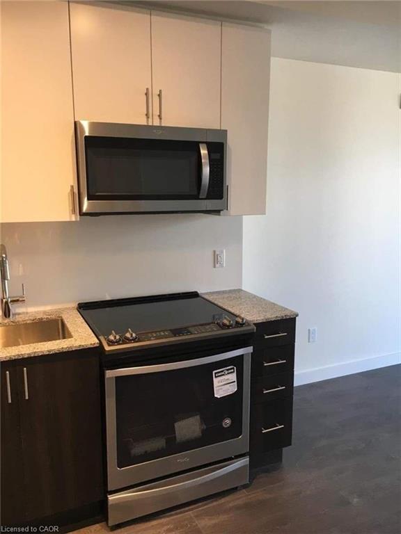 311-210 Sabina Drive, Oakville, ON - Indoor Photo Showing Kitchen