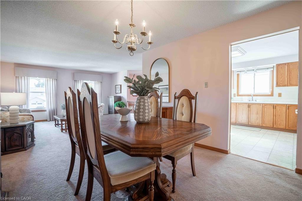 1447 Reynolds Avenue, Burlington, ON - Indoor Photo Showing Dining Room