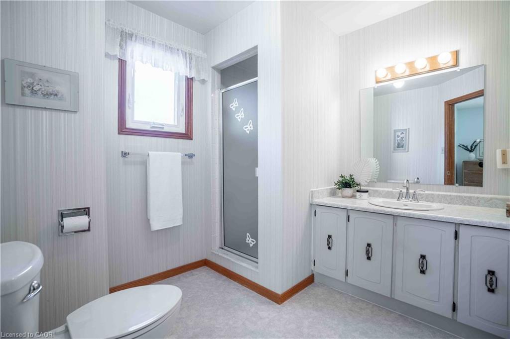 1447 Reynolds Avenue, Burlington, ON - Indoor Photo Showing Bathroom
