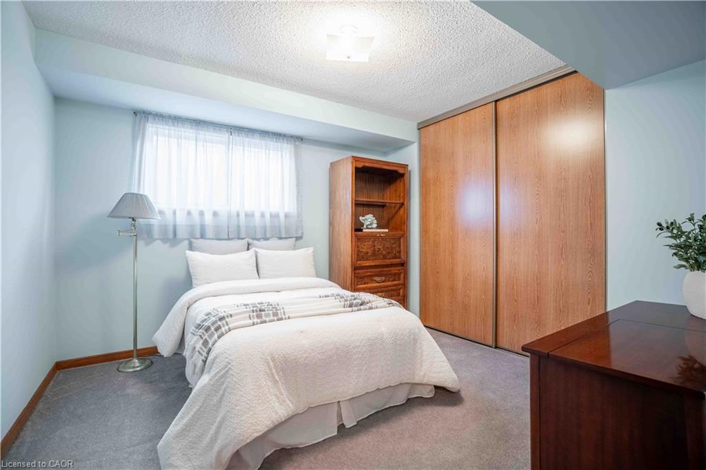 1447 Reynolds Avenue, Burlington, ON - Indoor Photo Showing Bedroom