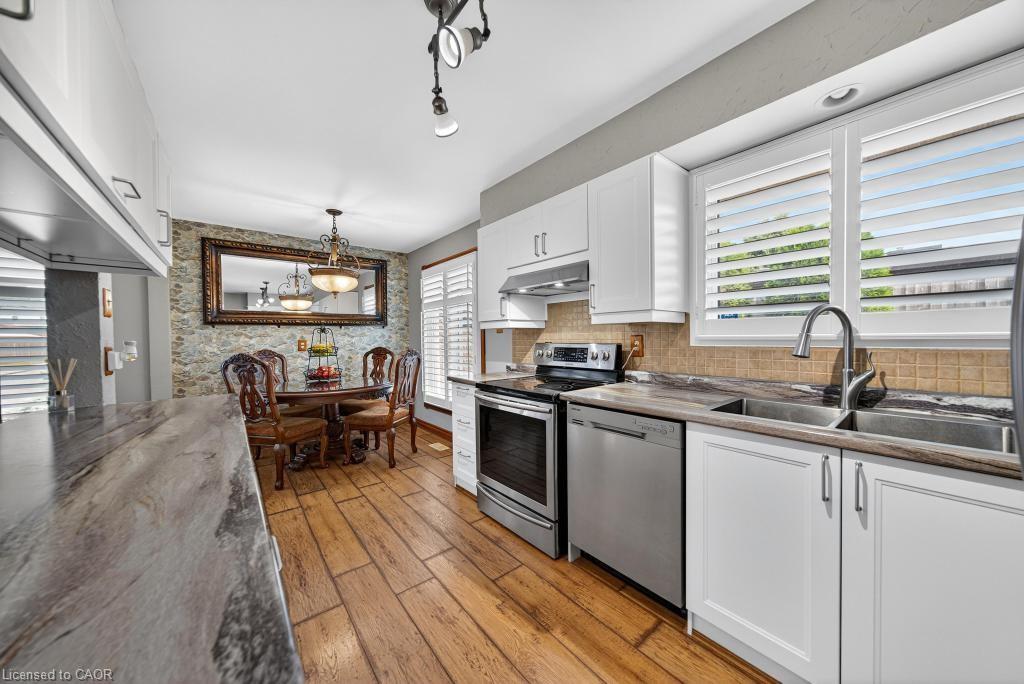 117 Sunrise Drive, Hamilton, ON - Indoor Photo Showing Kitchen With Double Sink