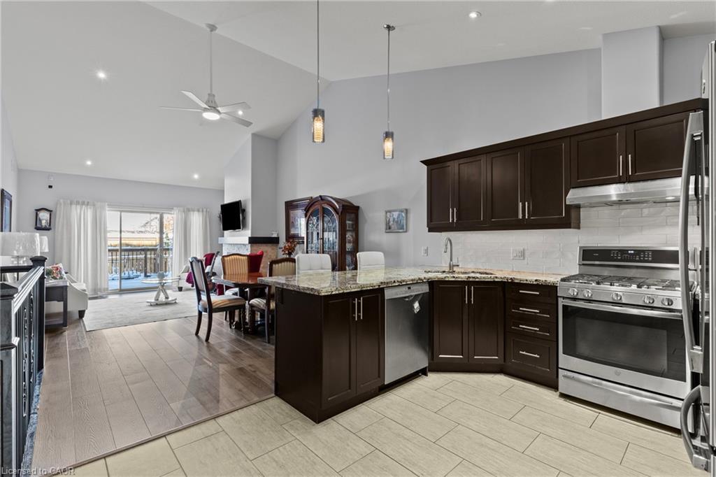19-9440 Eagle Ridge Drive, Niagara Falls, ON - Indoor Photo Showing Kitchen With Stainless Steel Kitchen With Upgraded Kitchen
