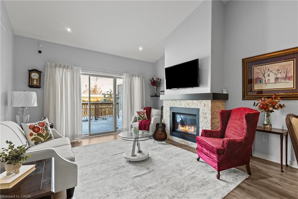 19-9440 Eagle Ridge Drive, Niagara Falls, ON - Indoor Photo Showing Living Room With Fireplace
