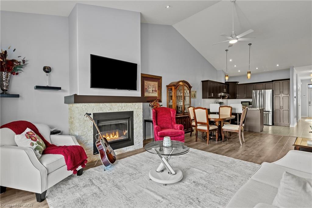 19-9440 Eagle Ridge Drive, Niagara Falls, ON - Indoor Photo Showing Living Room With Fireplace