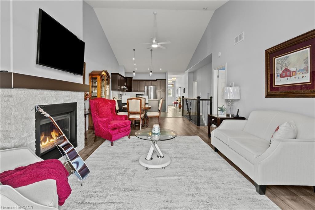 19-9440 Eagle Ridge Drive, Niagara Falls, ON - Indoor Photo Showing Living Room With Fireplace