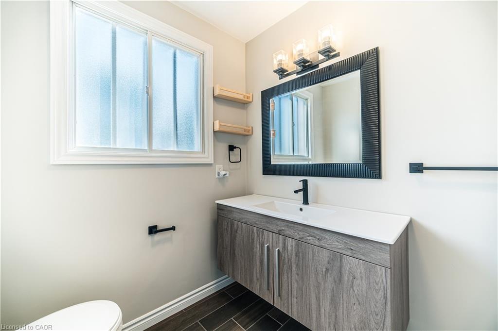100 North Park Street, Brantford, ON - Indoor Photo Showing Bathroom