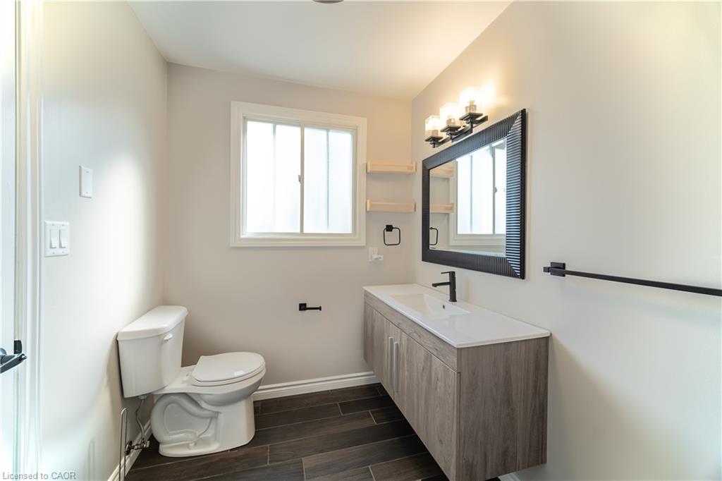 100 North Park Street, Brantford, ON - Indoor Photo Showing Bathroom