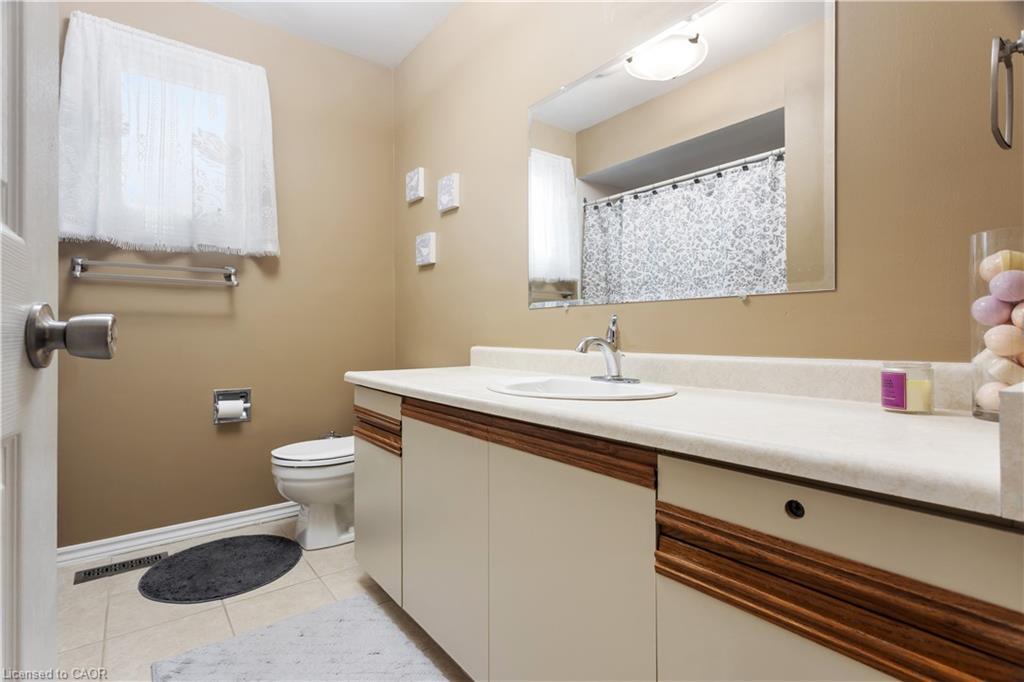 1486 Reynolds Avenue, Burlington, ON - Indoor Photo Showing Bathroom