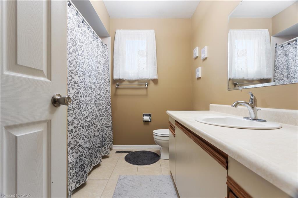 1486 Reynolds Avenue, Burlington, ON - Indoor Photo Showing Bathroom