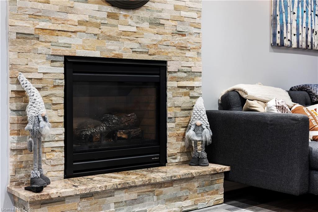 1486 Reynolds Avenue, Burlington, ON - Indoor Photo Showing Living Room With Fireplace