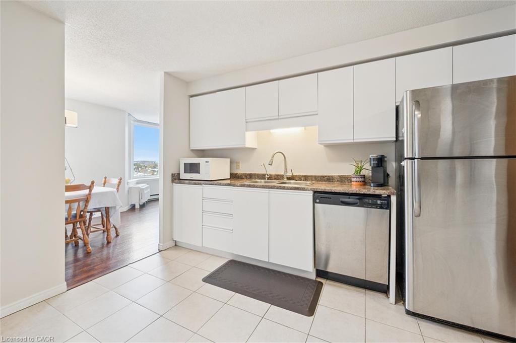 1410-35 Green Valley Drive, Kitchener, ON - Indoor Photo Showing Kitchen