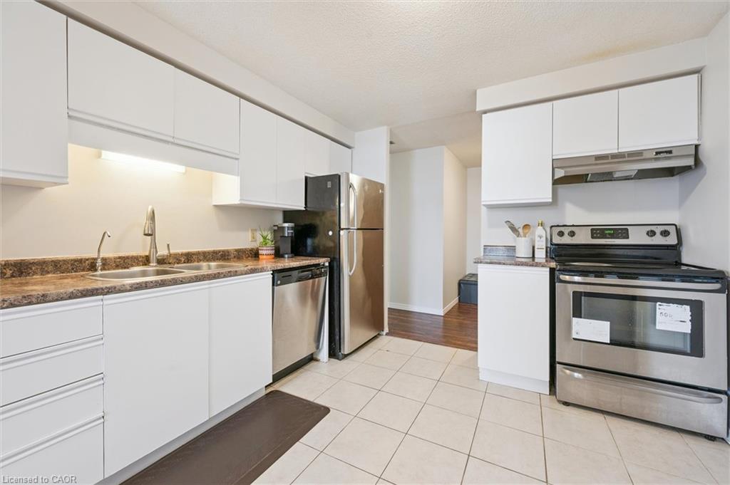 1410-35 Green Valley Drive, Kitchener, ON - Indoor Photo Showing Kitchen With Double Sink