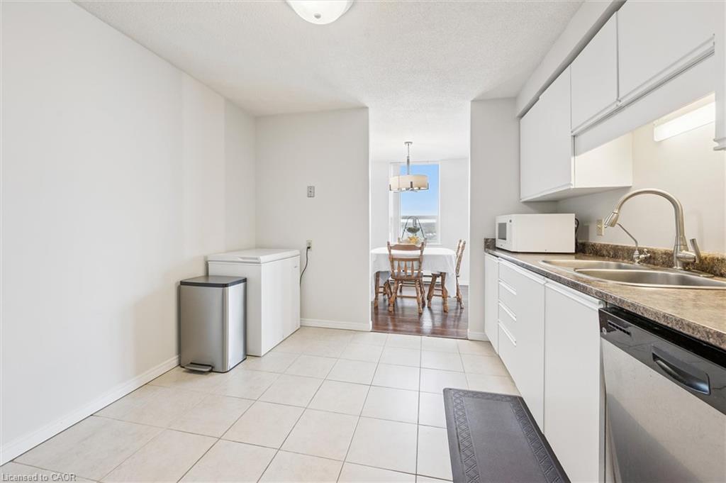 1410-35 Green Valley Drive, Kitchener, ON - Indoor Photo Showing Kitchen With Double Sink