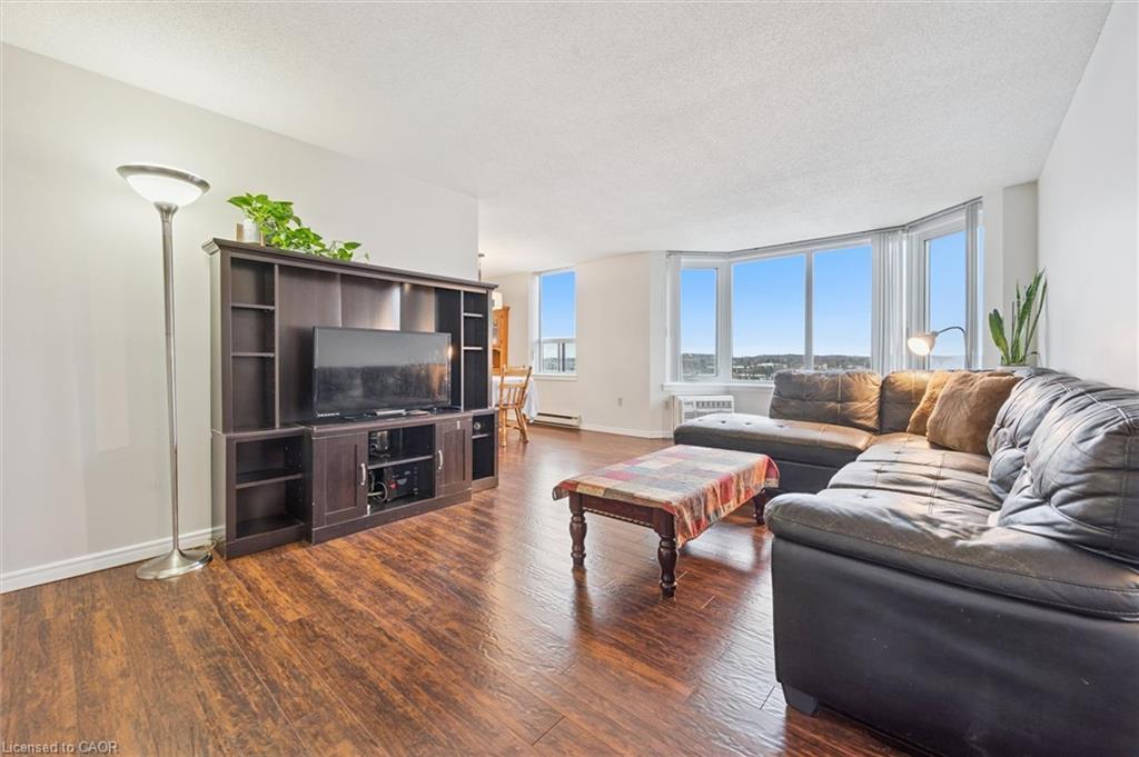 1410-35 Green Valley Drive, Kitchener, ON - Indoor Photo Showing Living Room