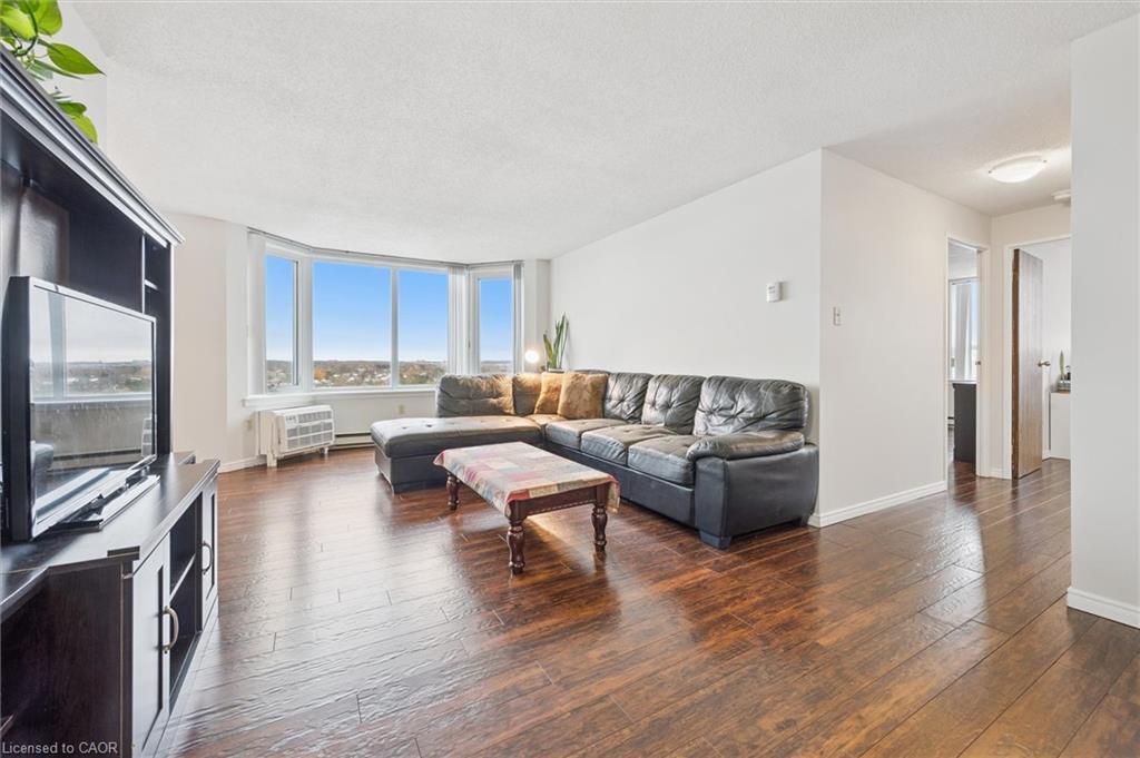 1410-35 Green Valley Drive, Kitchener, ON - Indoor Photo Showing Living Room