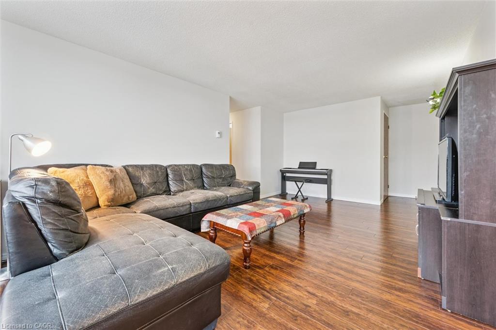 1410-35 Green Valley Drive, Kitchener, ON - Indoor Photo Showing Living Room