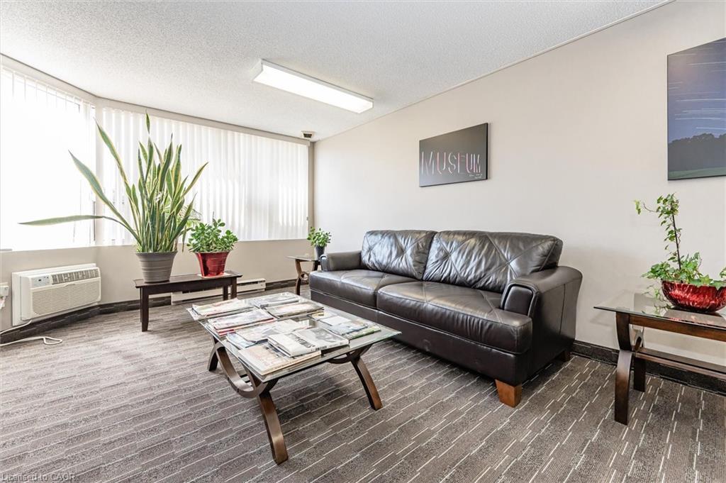 1410-35 Green Valley Drive, Kitchener, ON - Indoor Photo Showing Living Room
