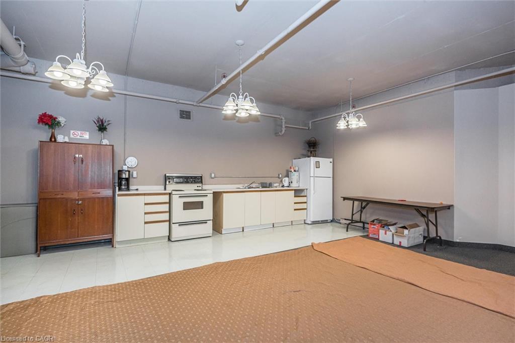 1410-35 Green Valley Drive, Kitchener, ON - Indoor Photo Showing Garage