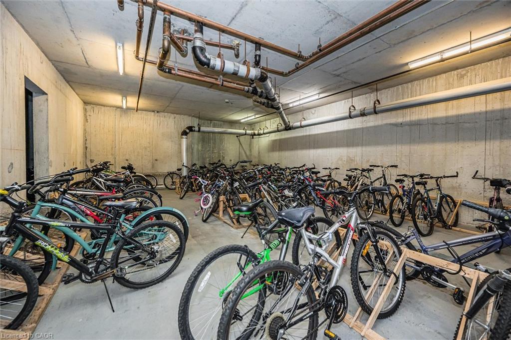 1410-35 Green Valley Drive, Kitchener, ON - Indoor Photo Showing Garage