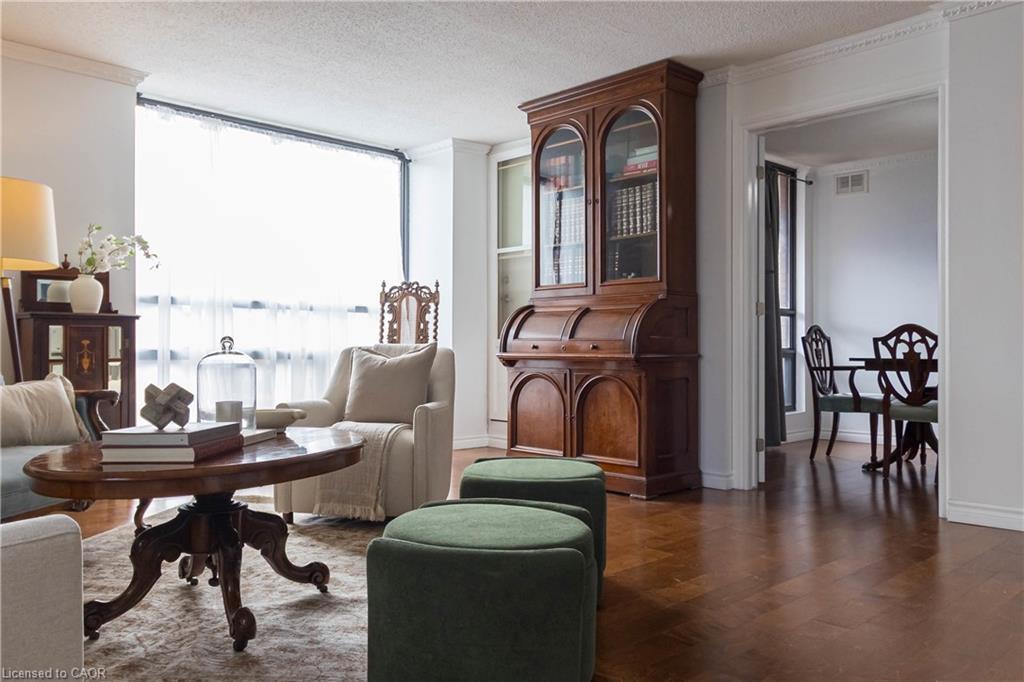 1003-222 Jackson Street W, Hamilton, ON - Indoor Photo Showing Living Room