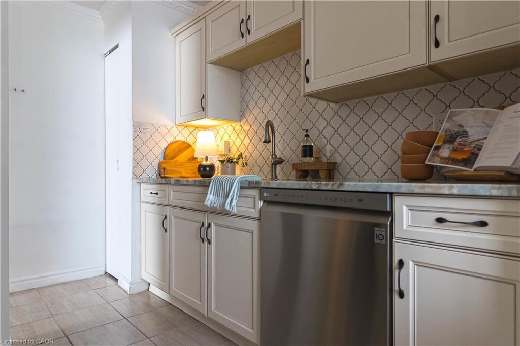 1003-222 Jackson Street W, Hamilton, ON - Indoor Photo Showing Kitchen
