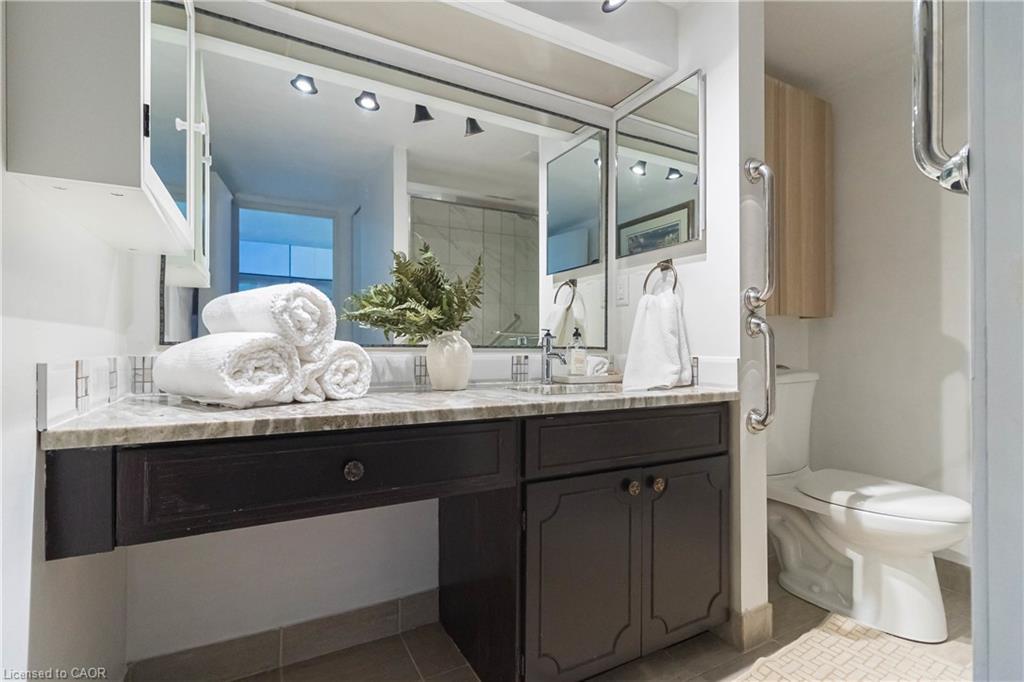 1003-222 Jackson Street W, Hamilton, ON - Indoor Photo Showing Bathroom