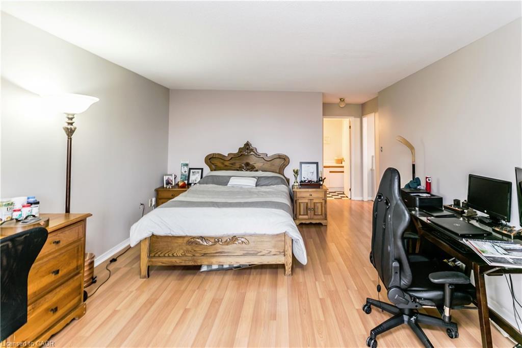 403-5080 Pinedale Avenue, Burlington, ON - Indoor Photo Showing Bedroom