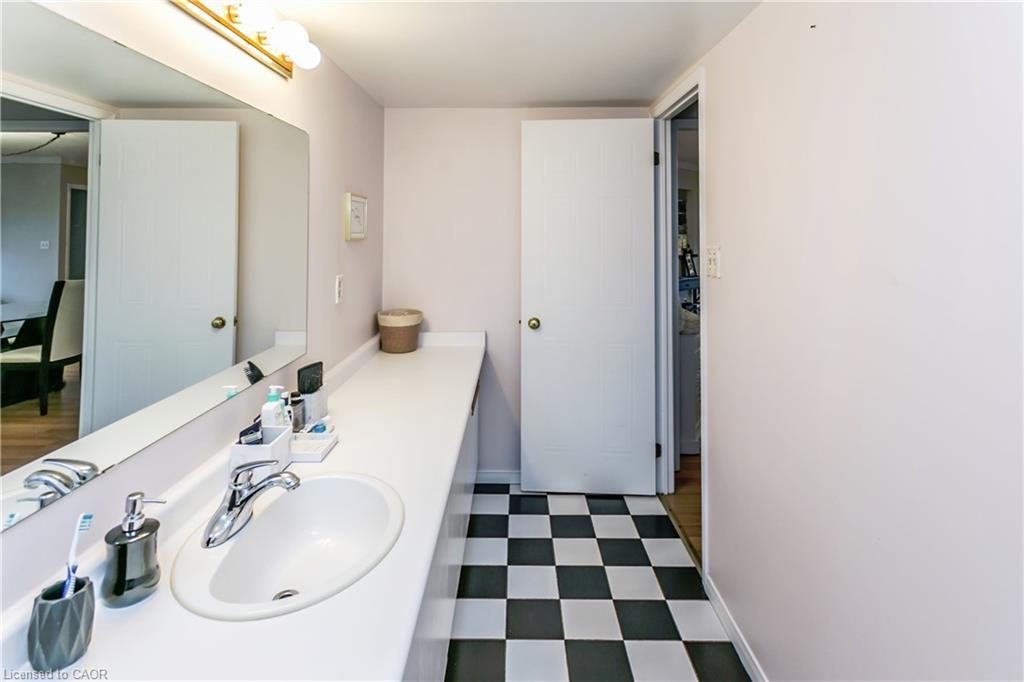403-5080 Pinedale Avenue, Burlington, ON - Indoor Photo Showing Bathroom