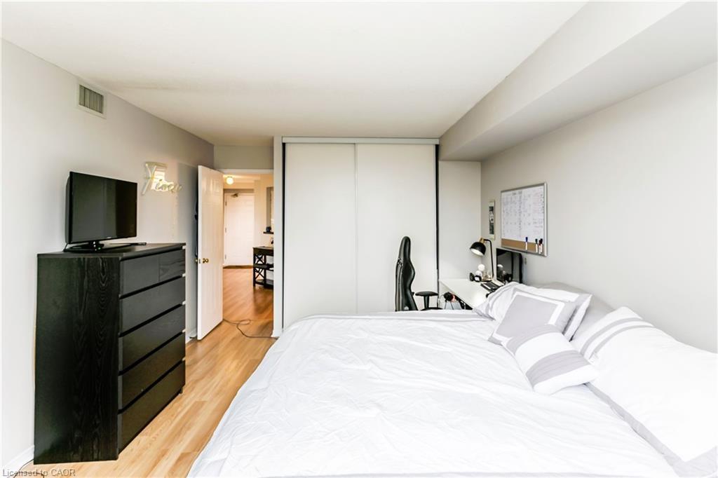 403-5080 Pinedale Avenue, Burlington, ON - Indoor Photo Showing Bedroom
