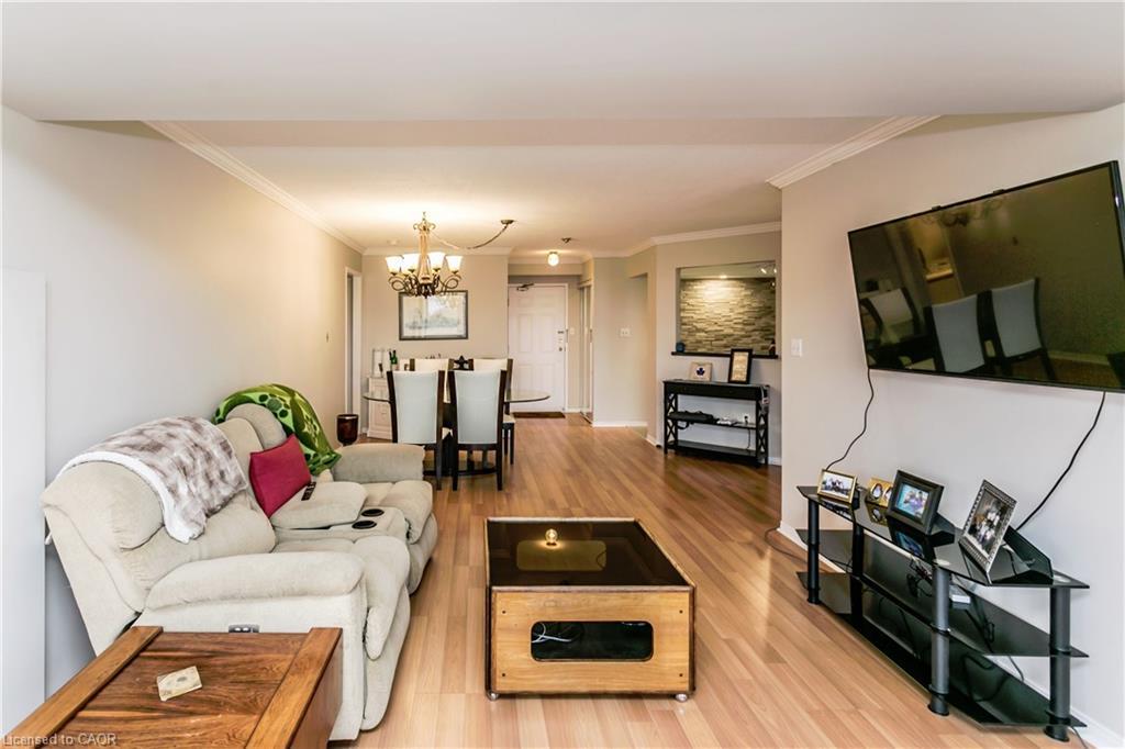 403-5080 Pinedale Avenue, Burlington, ON - Indoor Photo Showing Living Room