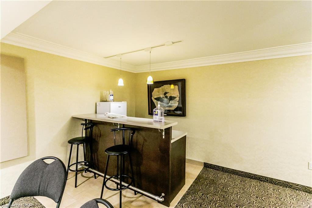 403-5080 Pinedale Avenue, Burlington, ON - Indoor