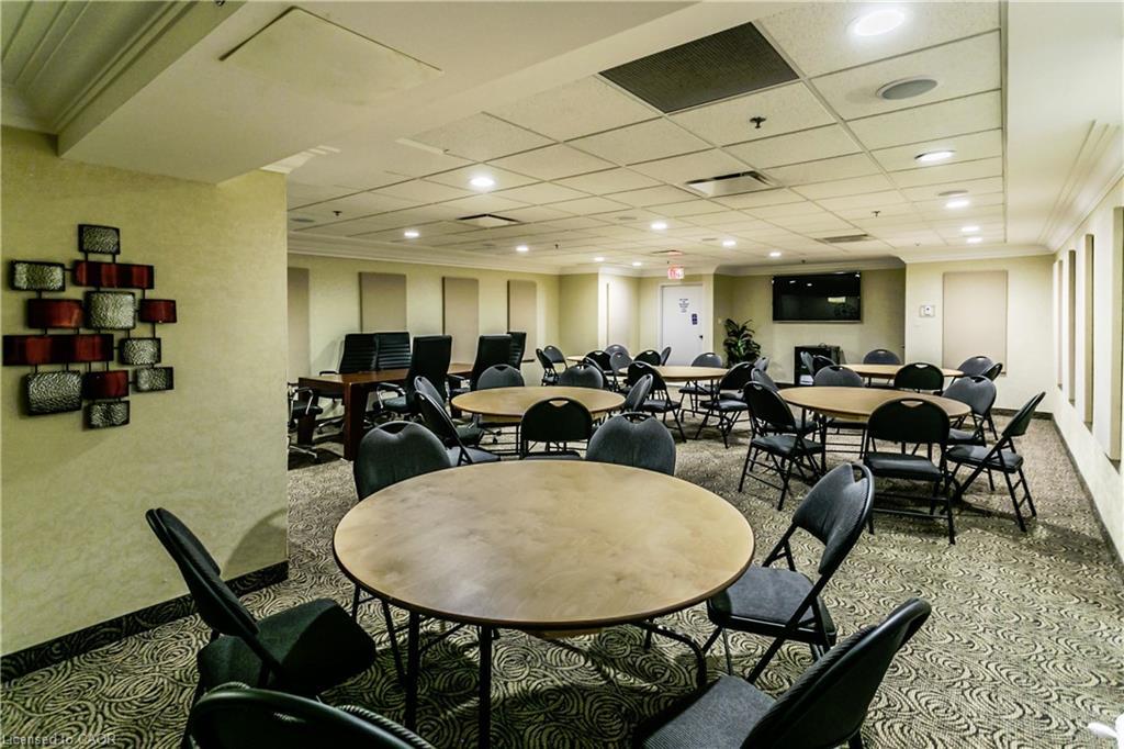 403-5080 Pinedale Avenue, Burlington, ON - Indoor Photo Showing Dining Room