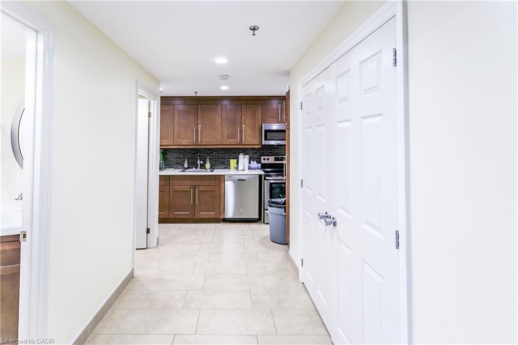 403-5080 Pinedale Avenue, Burlington, ON - Indoor Photo Showing Other Room