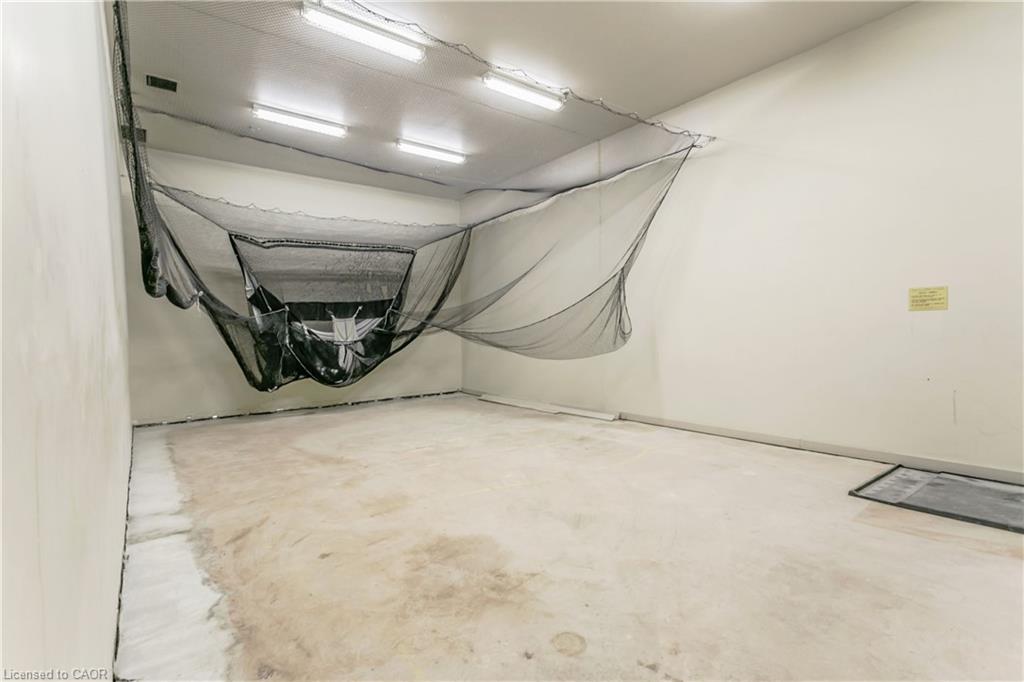 403-5080 Pinedale Avenue, Burlington, ON - Indoor Photo Showing Garage