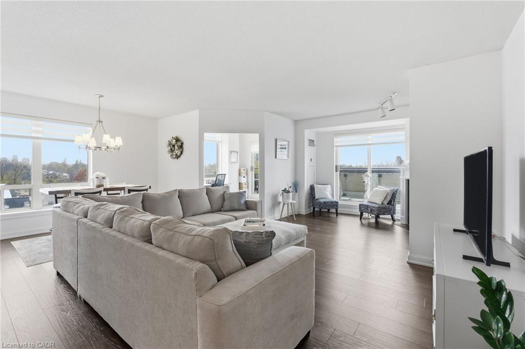 403-430 Pearl Street, Burlington, ON - Indoor Photo Showing Living Room