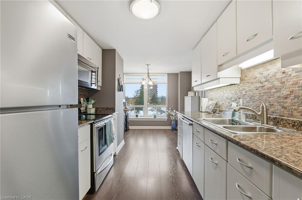 403-430 Pearl Street, Burlington, ON - Indoor Photo Showing Kitchen With Double Sink With Upgraded Kitchen