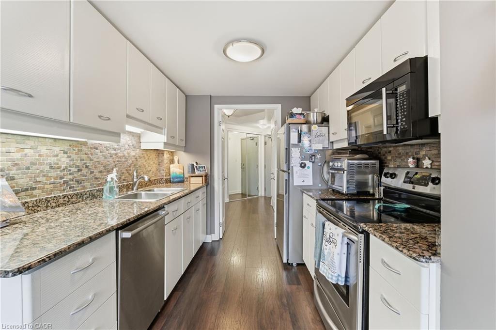 403-430 Pearl Street, Burlington, ON - Indoor Photo Showing Kitchen With Double Sink