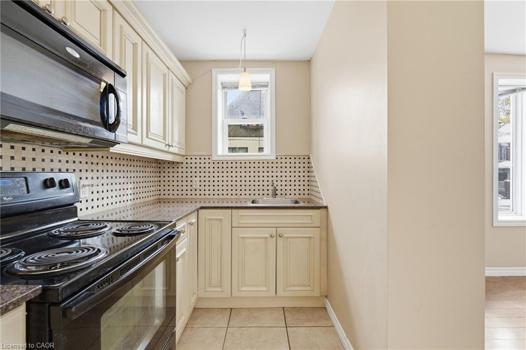 4-120 Sherman Avenue S, Hamilton, ON - Indoor Photo Showing Kitchen