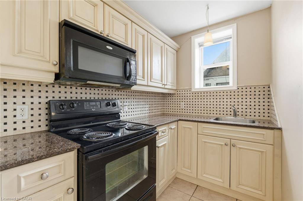 4-120 Sherman Avenue S, Hamilton, ON - Indoor Photo Showing Kitchen