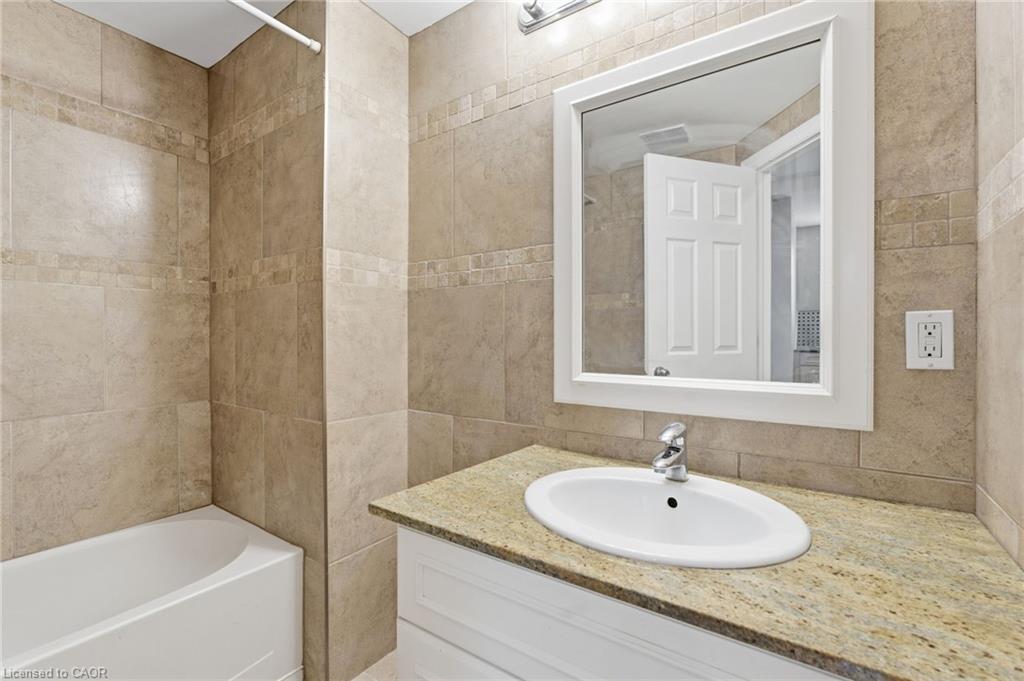 4-120 Sherman Avenue S, Hamilton, ON - Indoor Photo Showing Bathroom