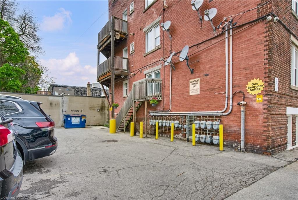 4-120 Sherman Avenue S, Hamilton, ON - Outdoor