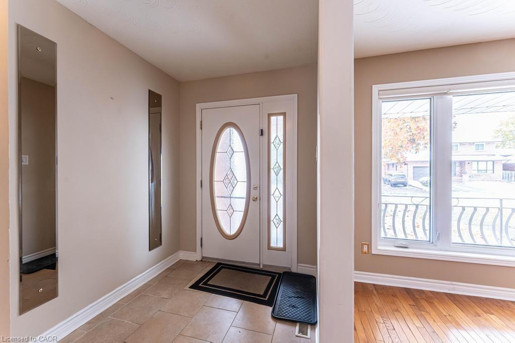 162 Solomon Crescent, Hamilton, ON - Indoor Photo Showing Other Room