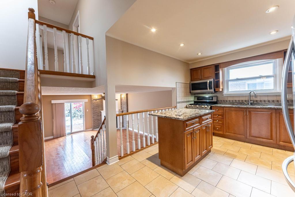 162 Solomon Crescent, Hamilton, ON - Indoor Photo Showing Kitchen