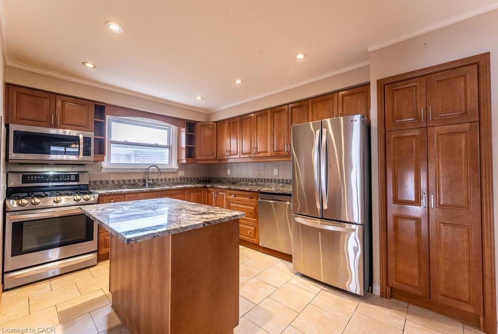 162 Solomon Crescent, Hamilton, ON - Indoor Photo Showing Kitchen