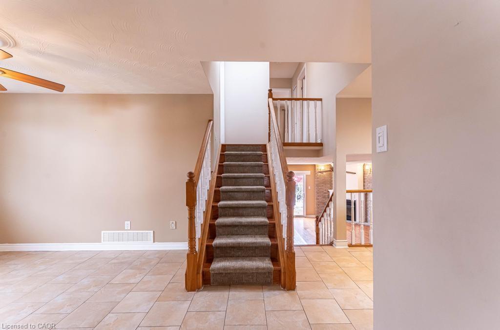 162 Solomon Crescent, Hamilton, ON - Indoor Photo Showing Other Room