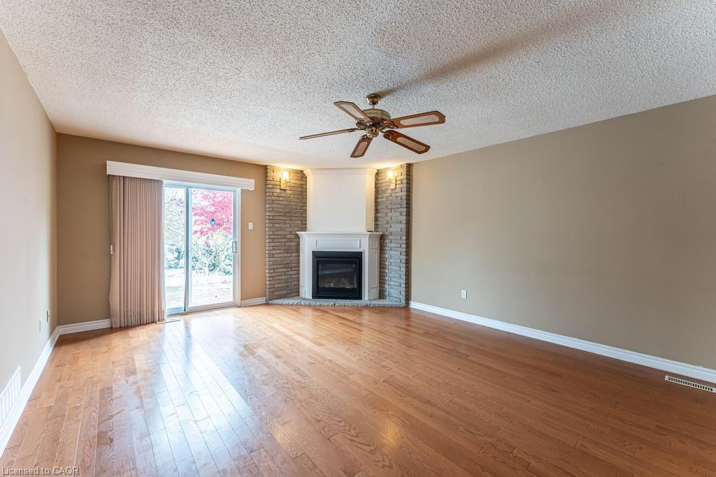 162 Solomon Crescent, Hamilton, ON - Indoor Photo Showing Living Room With Fireplace