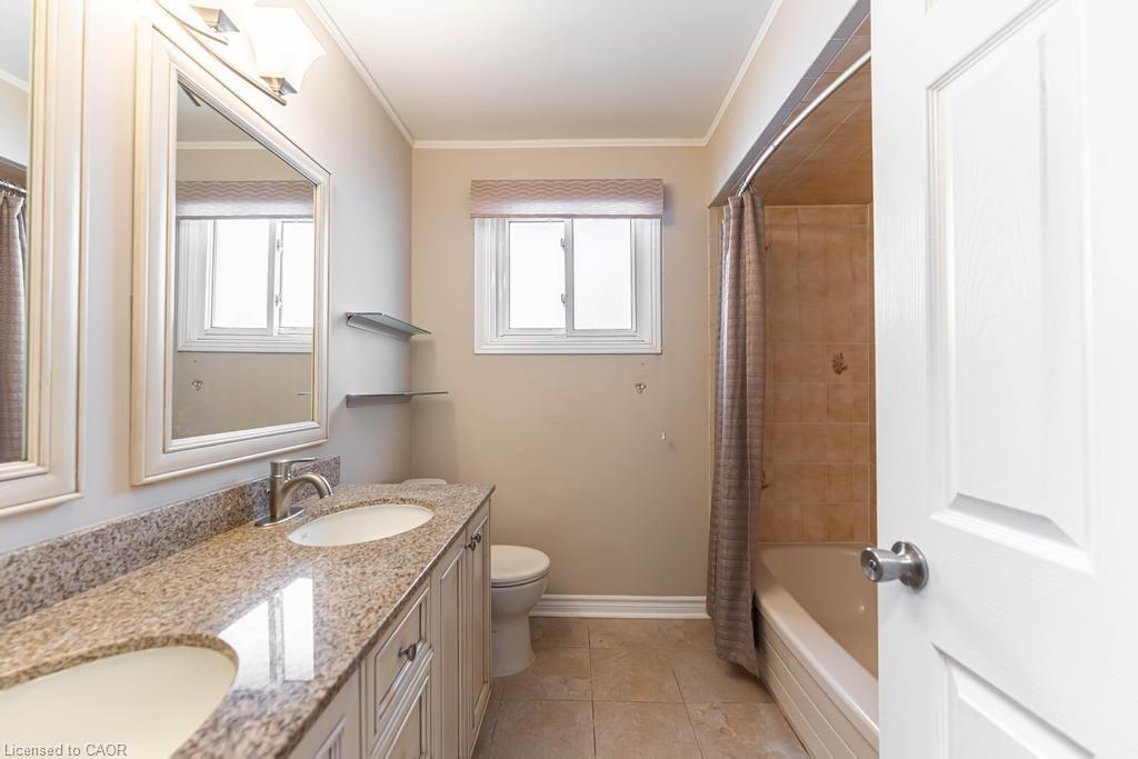 162 Solomon Crescent, Hamilton, ON - Indoor Photo Showing Bathroom