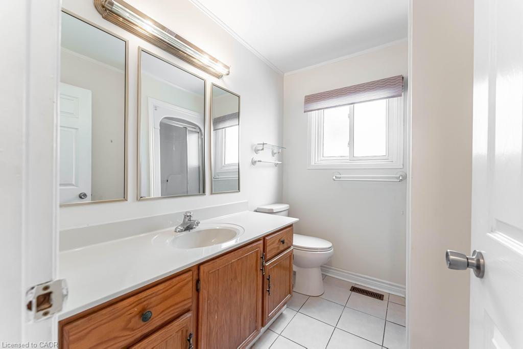 162 Solomon Crescent, Hamilton, ON - Indoor Photo Showing Bathroom