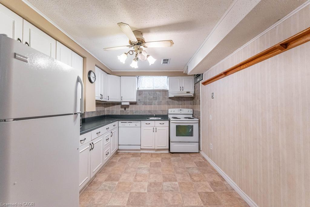 162 Solomon Crescent, Hamilton, ON - Indoor Photo Showing Kitchen