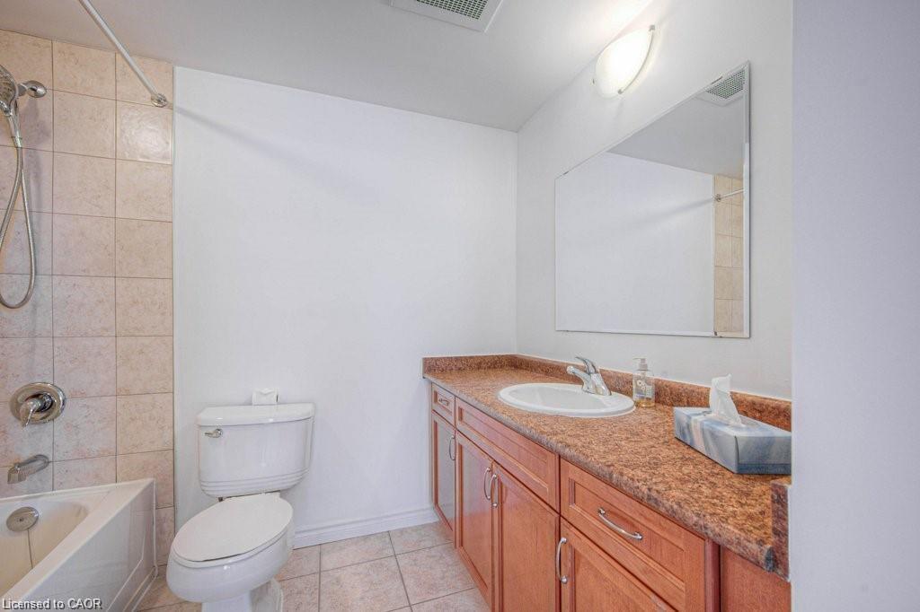 104-8 Harris Street, Cambridge, ON - Indoor Photo Showing Bathroom